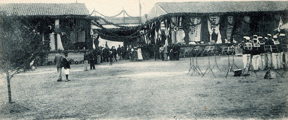 Γεωκτηνοτροφική έκθεση Λαρίσσης κατά την διάρκεια της εμποροπανήγυρης. Φωτογραφία των Πάλλη - Κοτζιά. Περίπου 1906. Το εσωτερικό της έκθεσης.